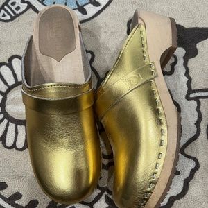 The cutest gold clogs!